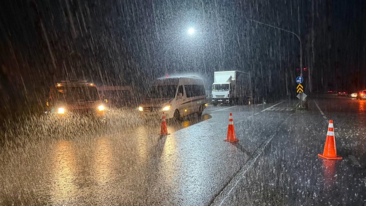 Kocaeli ve Sakarya’da dereler taştı, evleri su bastı