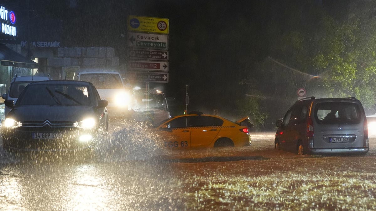 İstanbul'da sağanak yağışlar hayatı felç etti! Yollar göle döndü