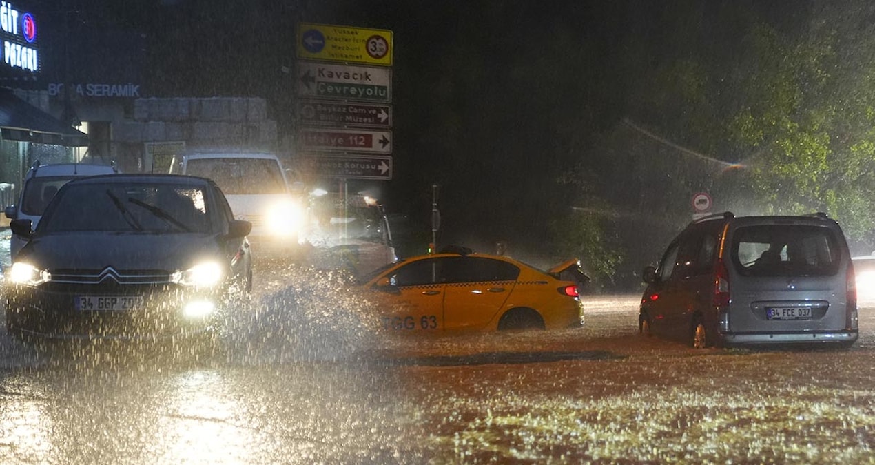 Megakent İstanbul'u sağanak vurdu! Yollar taştı su baskınları oldu! Yıllardır böyle bir yağmur görülmedi