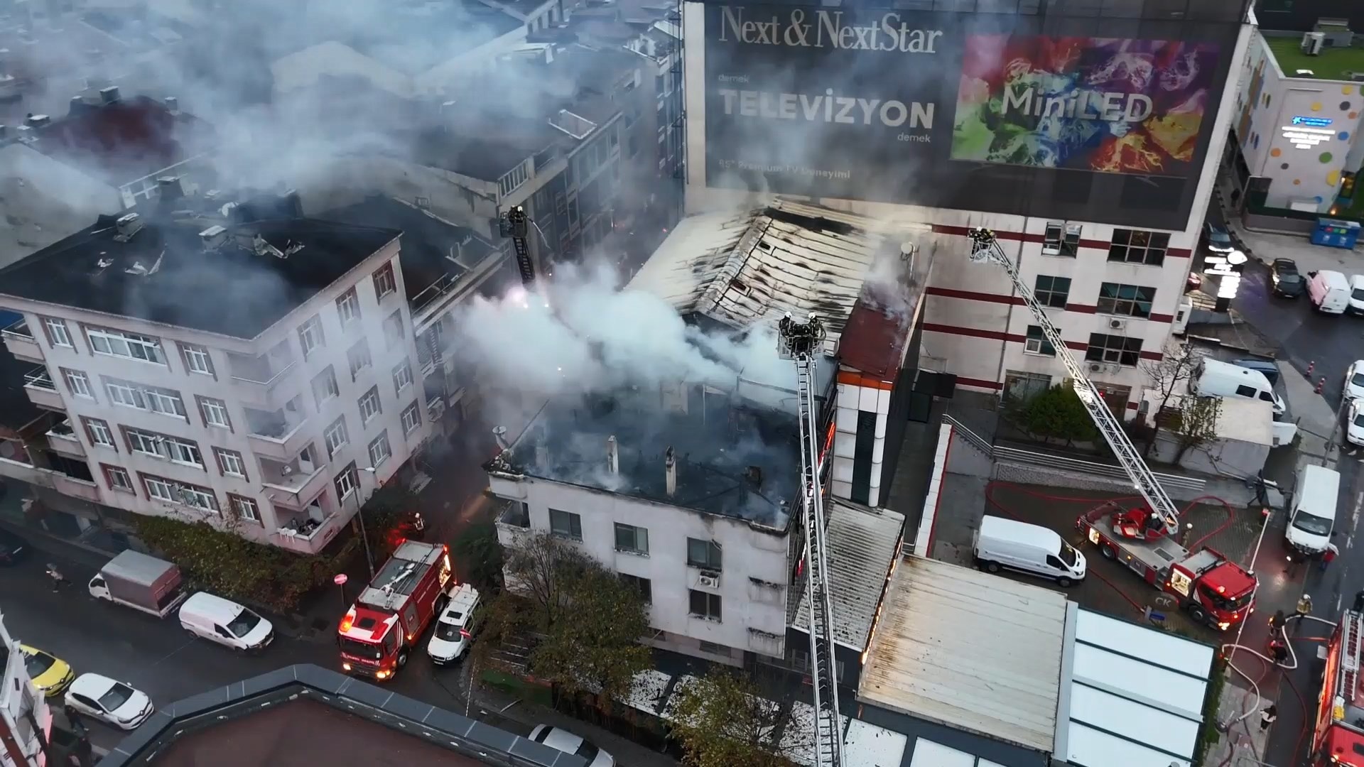 İstanbul’da tekstil atölyesindeki yangın yan binaya sıçradı: İki binada hasar