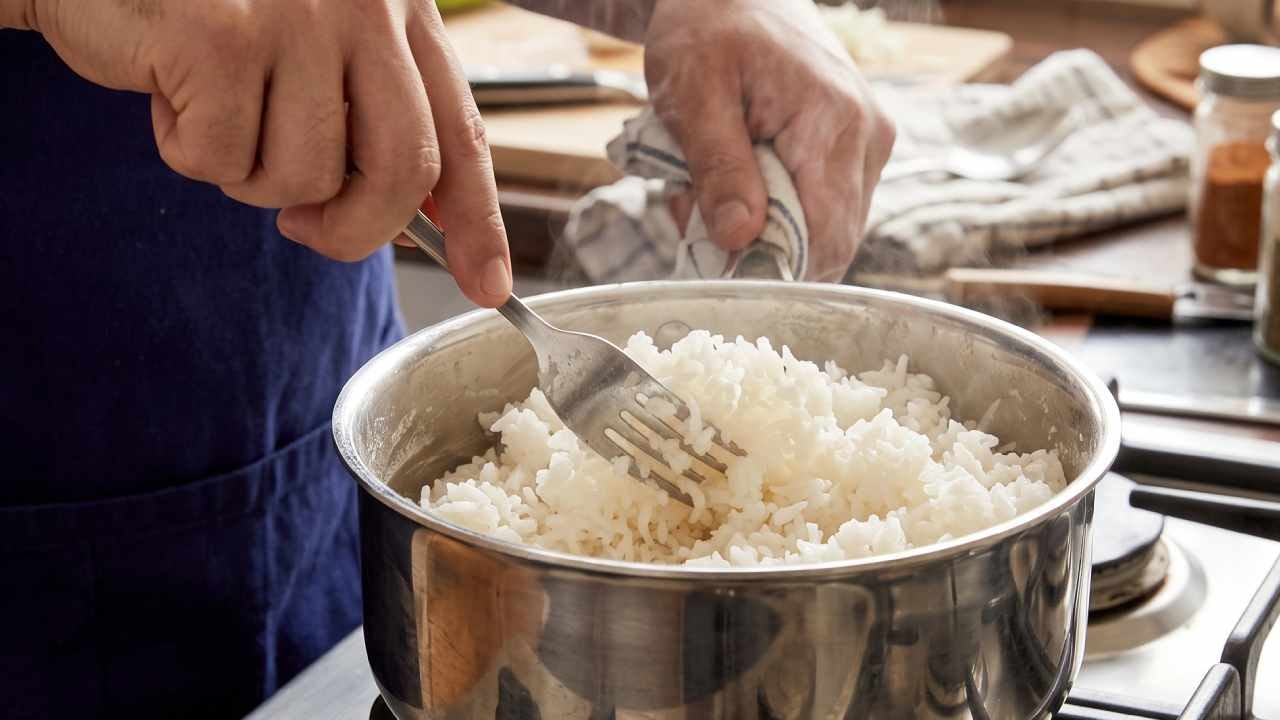 Lapa pilavı kurtarma yöntemi: Tencereye 2 tane atmak yetiyor, pilav tane tane oluyor