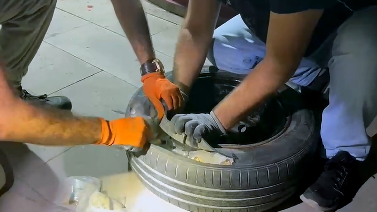 Polisin takibe alıp durdurduğu otomobilden çıkanlar şoke etti