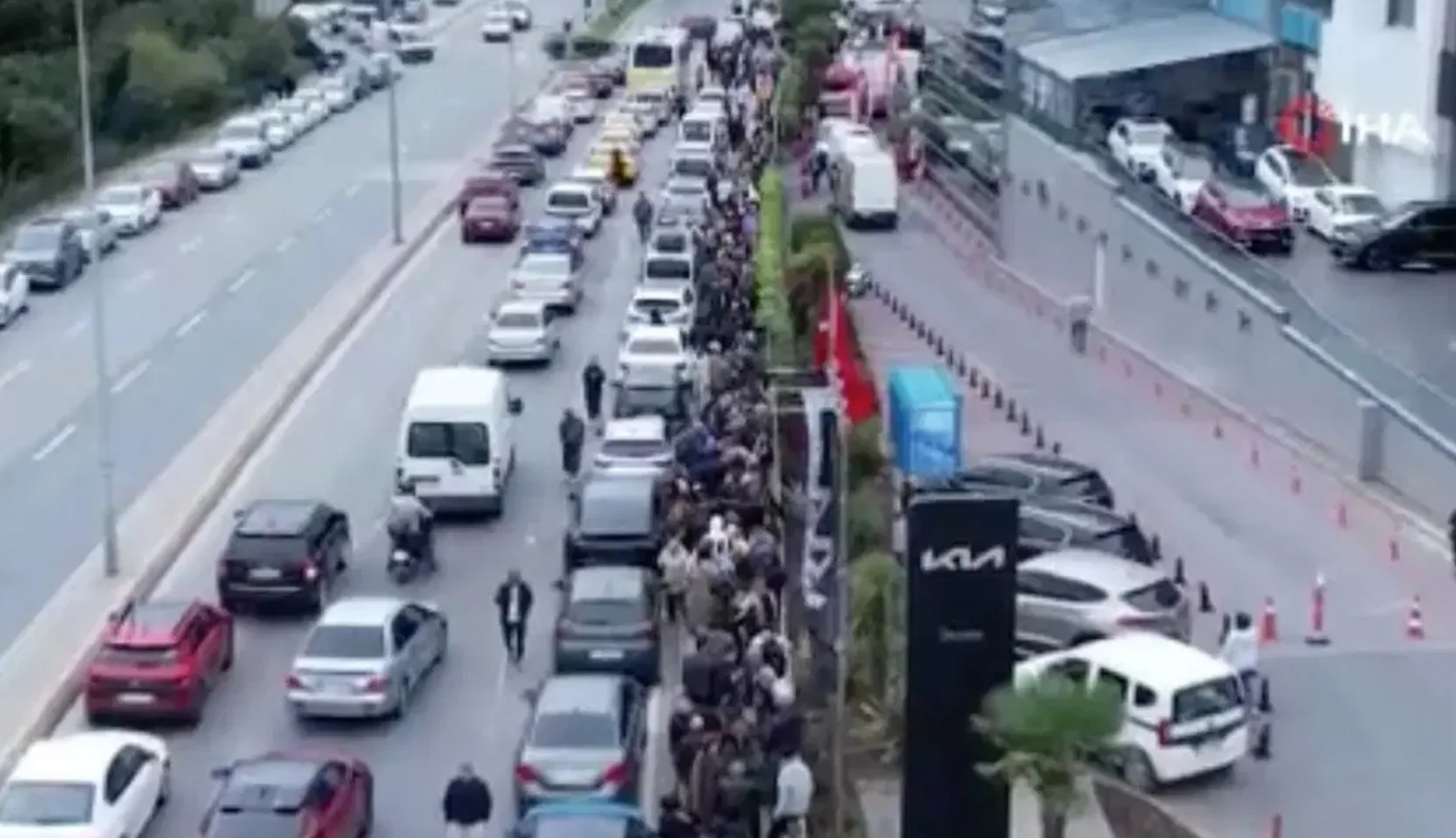 Gün ağarmadan metrelerce sıra oldu: 60 bin kişi indirim kuyruğuna girdi!