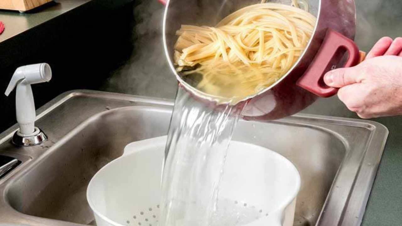 Makarna suyunu lavaboya dökerken iki kez düşünün