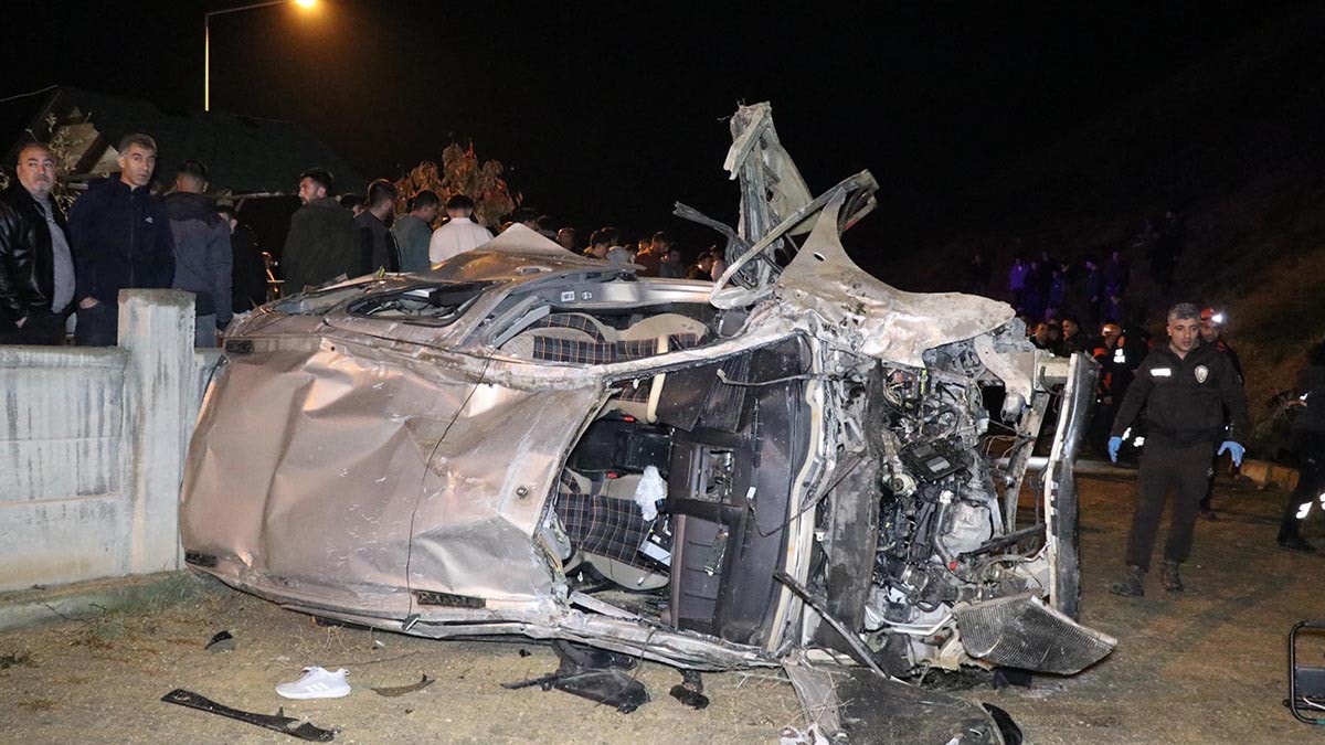 Erzurum’da feci kaza: 22 metrelik uçuruma yuvarlanan araçtan cesedi çıktı