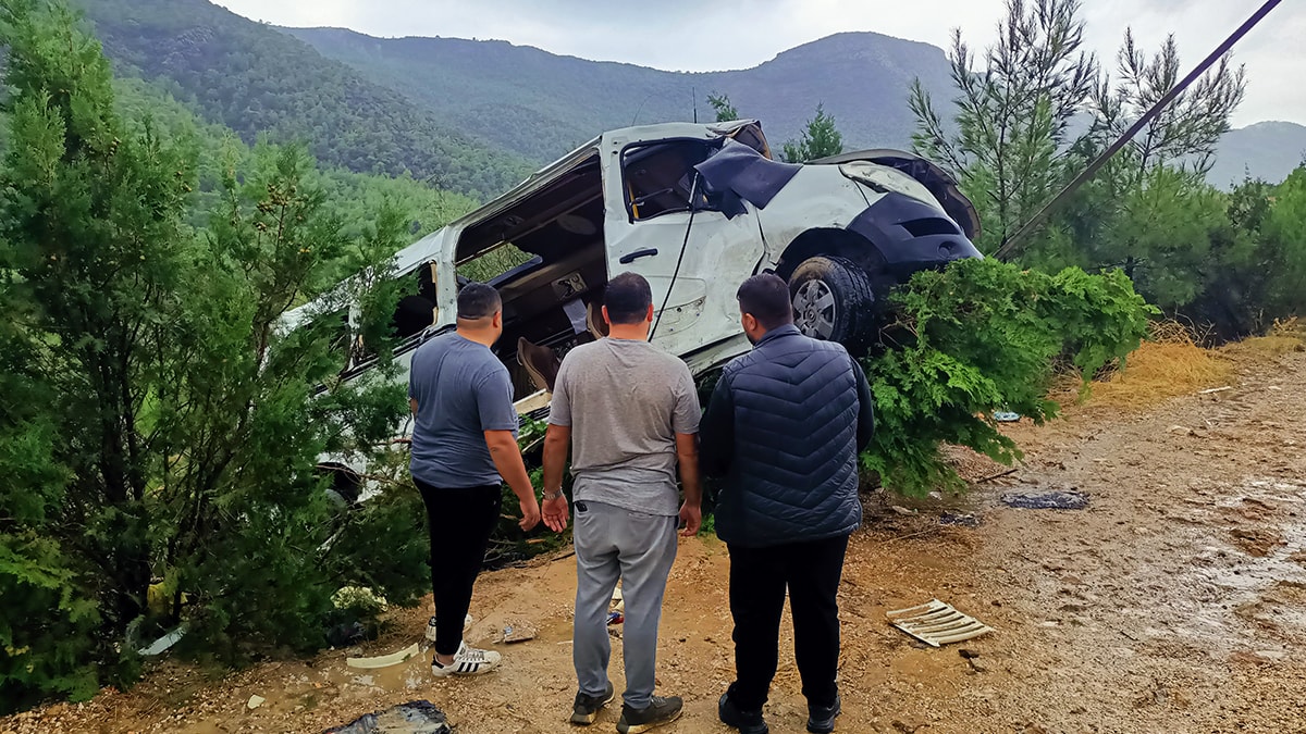Mersin'de yolcu minibüsü devrildi: 17 yaralı