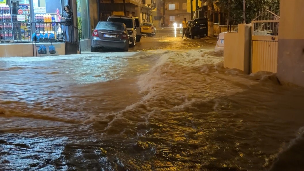 Mersin'de sağanak: Evleri su bastı, sürücüler yollarda mahsur kaldı