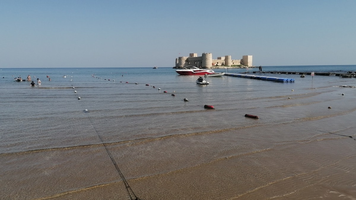 Mersin Kızkalesi'nde ekim ayında deniz sezonu sürüyor