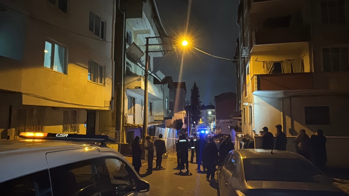Metruk binanın balkonu çöktü, sokak trafiğe kapatıldı