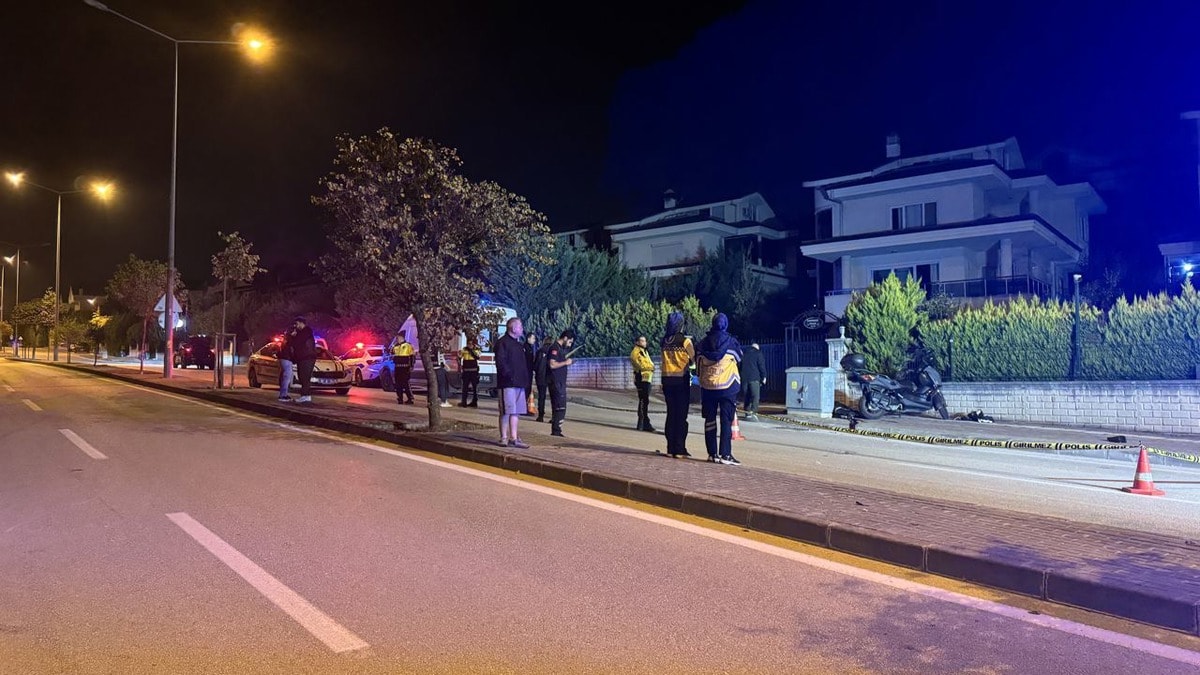 Motosiklet sürücüsü elektrik panosuna çarpıp hayatını kaybetti