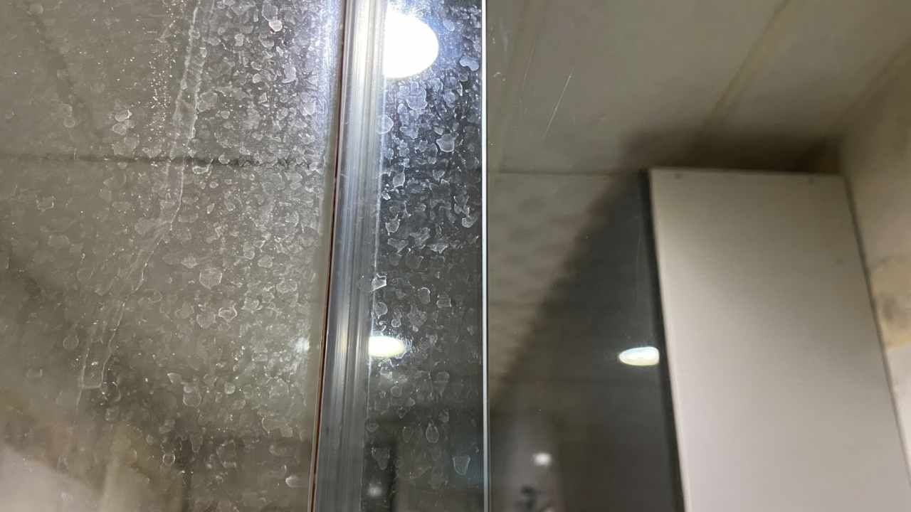 Mutfaktan 1 tanesini alıp cama sürttü: Duşakabindeki su lekesi yağ gibi aktı gitti