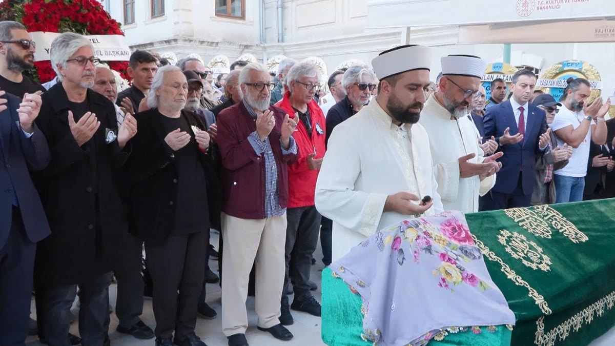 Türk tiyatrosunun usta ismi Necla Uygur son yolculuğuna uğurlandı