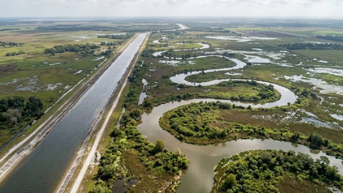 Kıvrımları düzleştirilen 160 km uzunluğundaki nehir şehri yıktı geçti