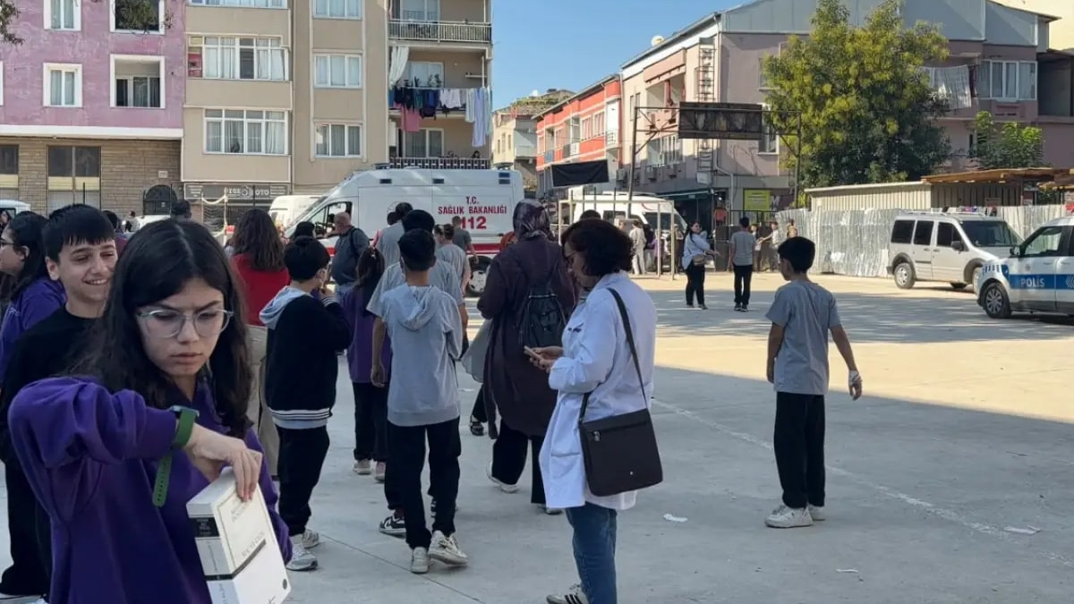 Ortaokul öğrenciler peş peşe hastaneye kaldırıldı