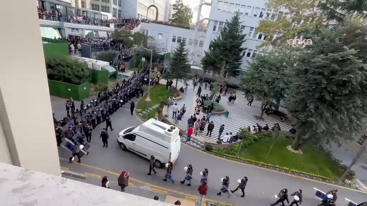 Öğrenciler yemek zammını protesto edince Boğaziçi'ne yüzlerce polis gönderildi
