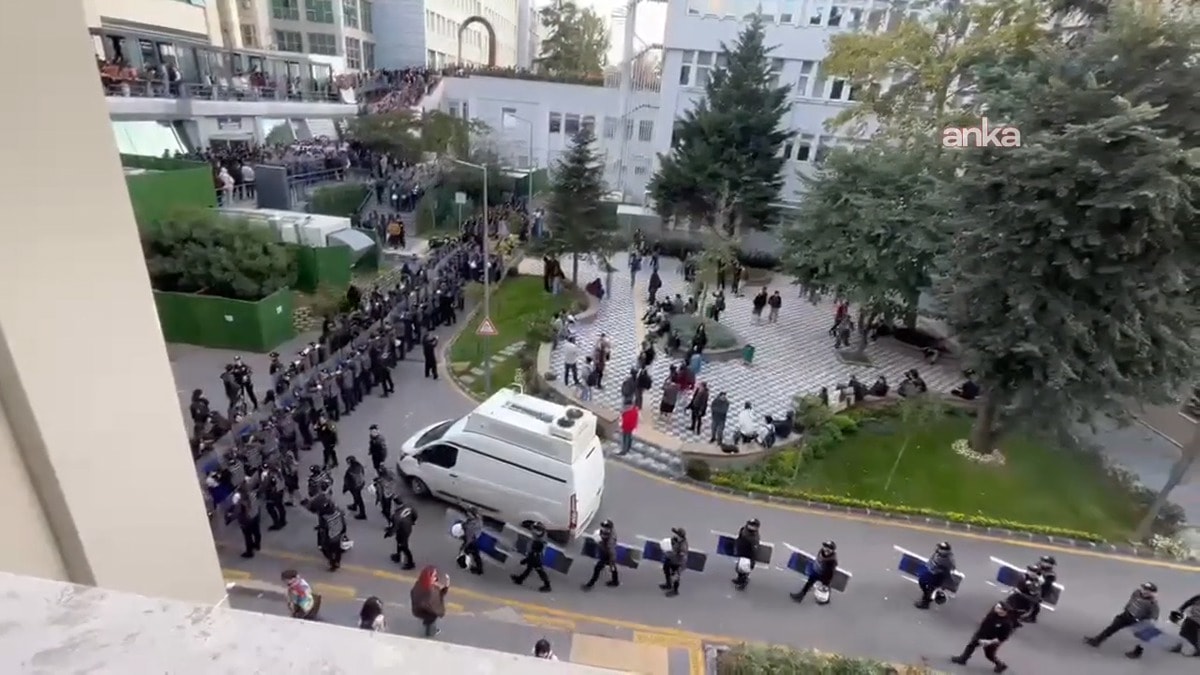 Öğrenciler yemek zammını protesto edince Boğaziçi'ne yüzlerce polis gönderildi