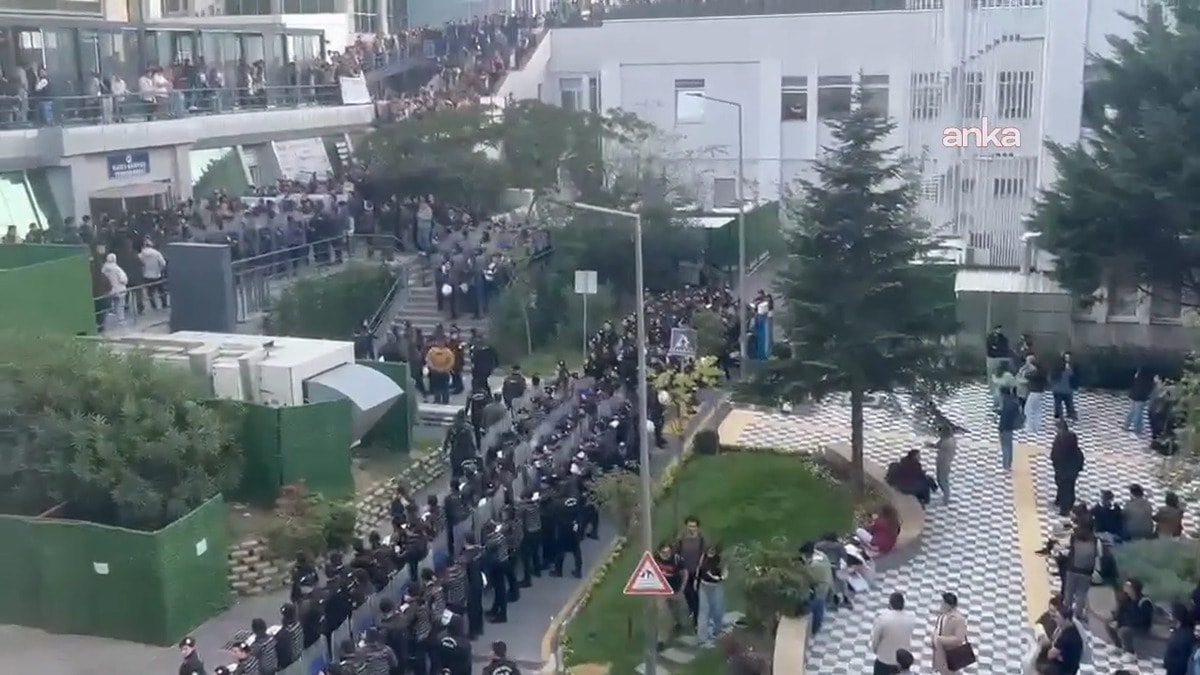 Öğrenciler yemek zammını protesto edince Boğaziçi'ne yüzlerce polis gönderildi