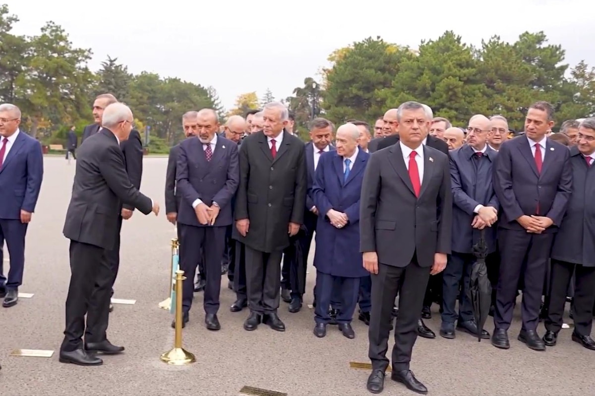 Anıtkabir'de dikkat çeken anlar! Kılıçdaroğlu tokalaştı, Özel arkasını dönmedi