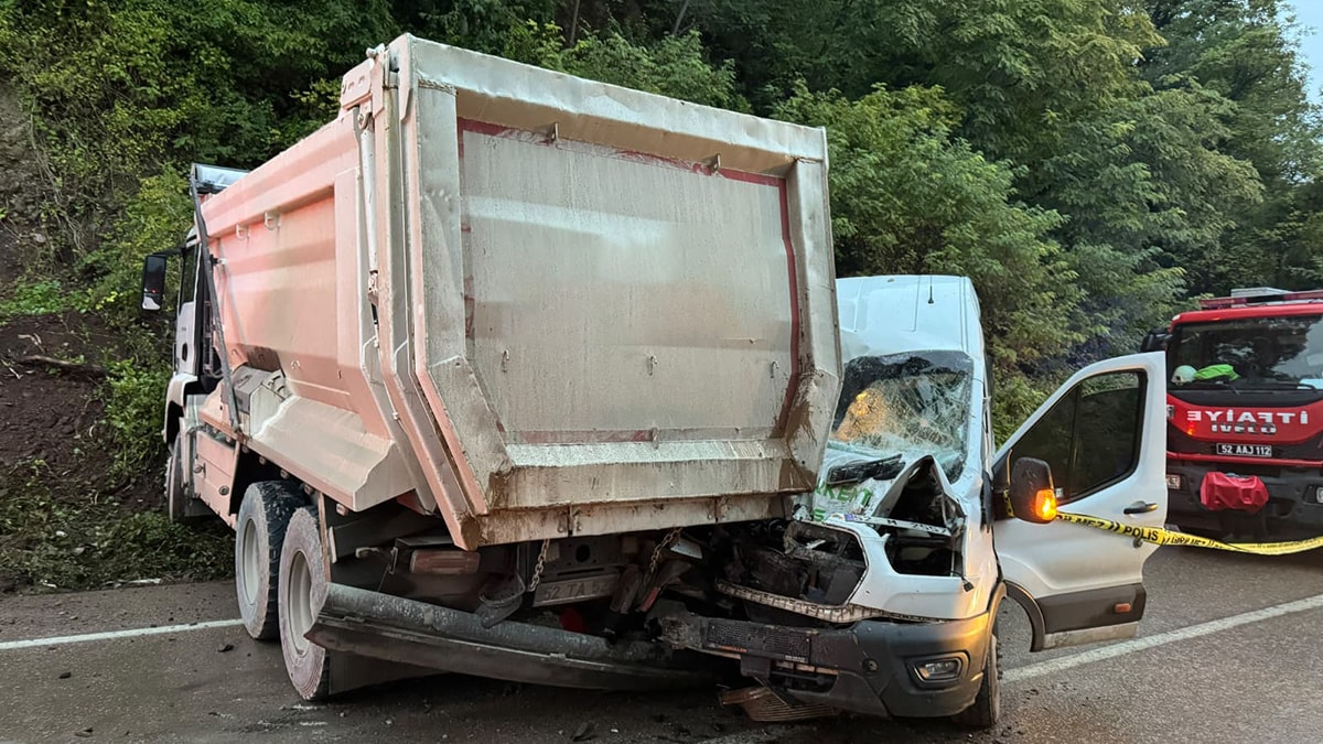 Minibüs kamyonla çarpıştı: 1 ölü, 18’i öğrenci 23 yaralı