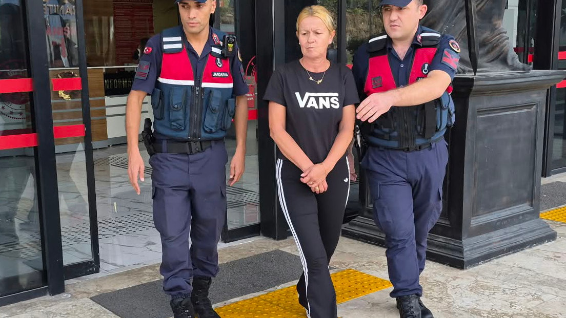 Otelde merdivenlerden düşen turist öldü, eşi tutuklandı