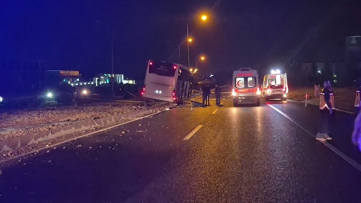 Otobüs ile hafif ticari araç çarpıştı: Ölü ve yaralılar var