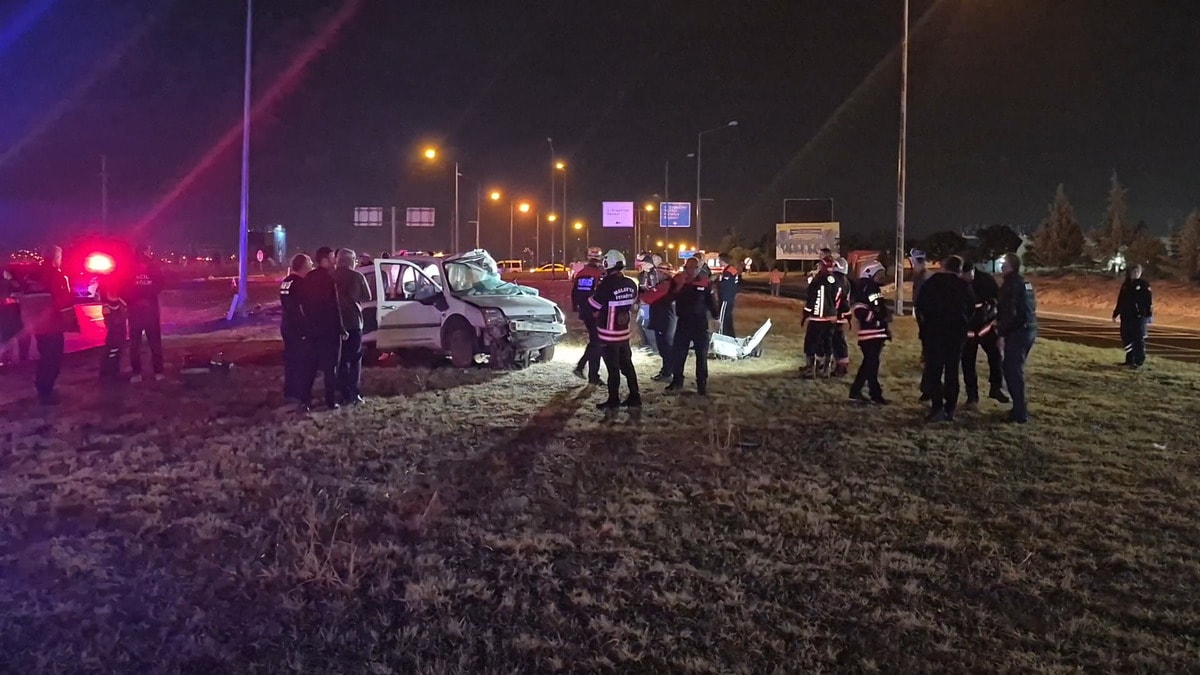 Otobüs ile hafif ticari araç çarpıştı: Ölü ve yaralılar var