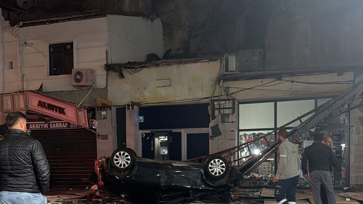 Otomobil 50 metreden iş yerlerinin üzerine düştü