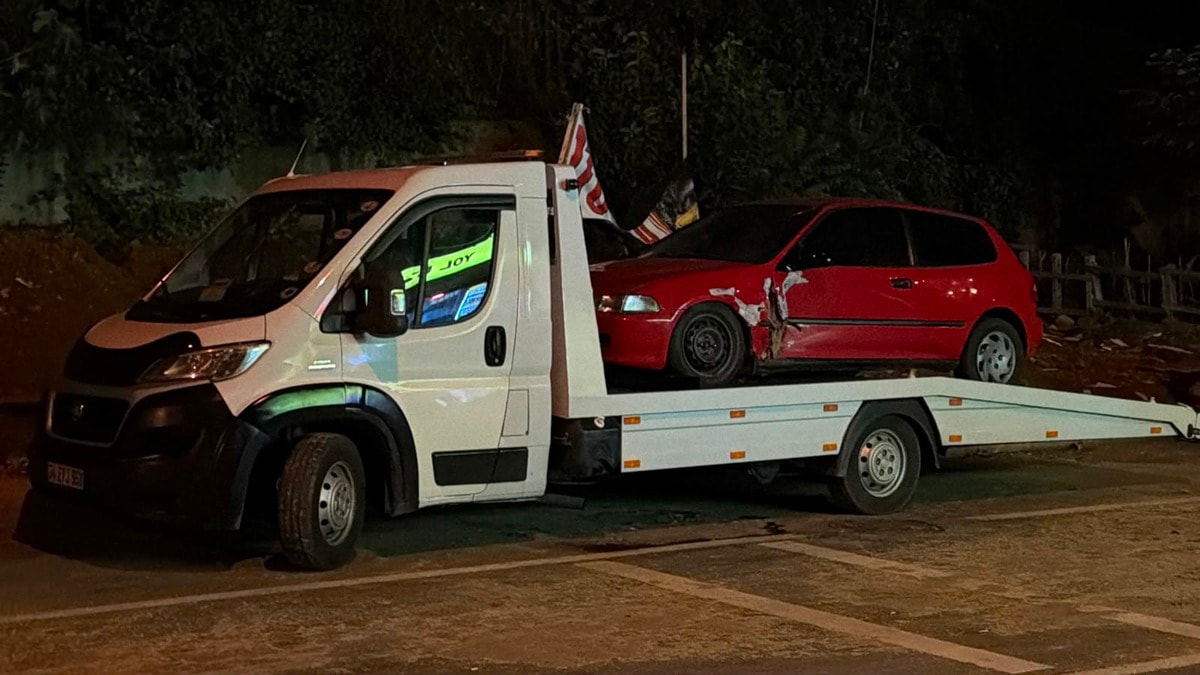 Otomobil park halindeki 6 araca &ccedil;arptı, ortalık savaş alanına d&ouml;nd&uuml;