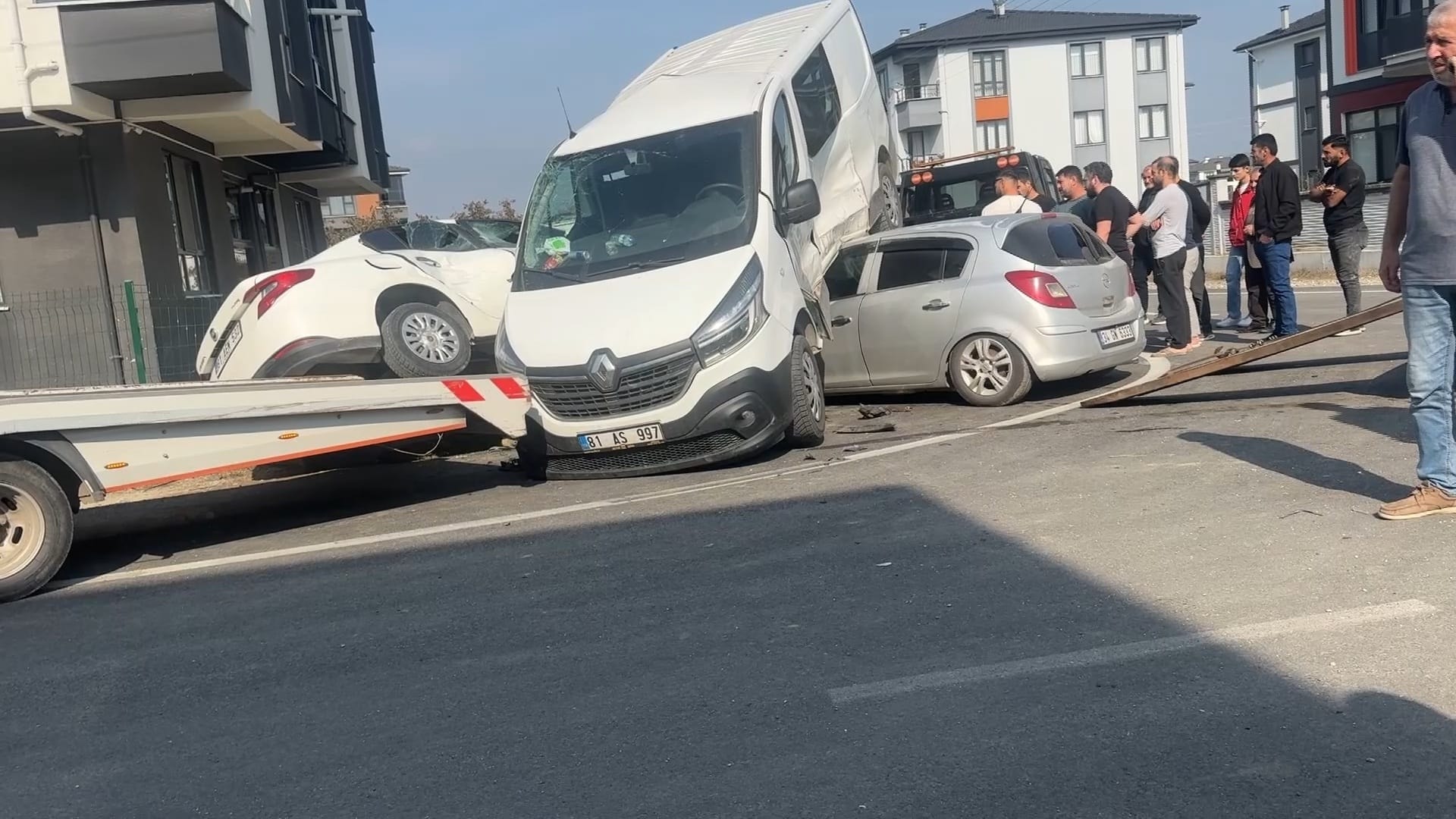 Çarpışan araçlar park halindeki otomobile daldı: 3 yaralı