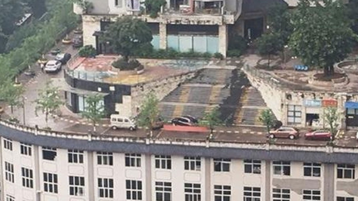 Otoyolu 5 katlı binanın üzerine kurdular: