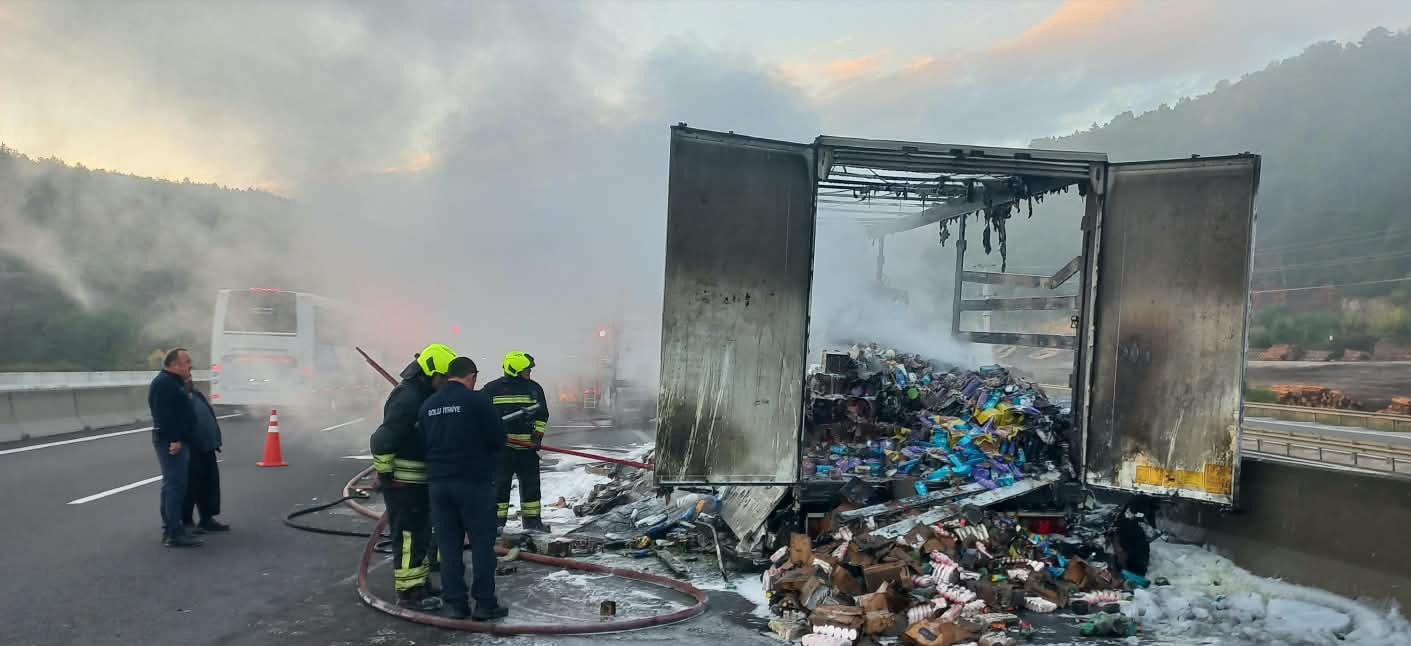 Kişisel bakım ürünleri yüklü TIR alev alev yandı
