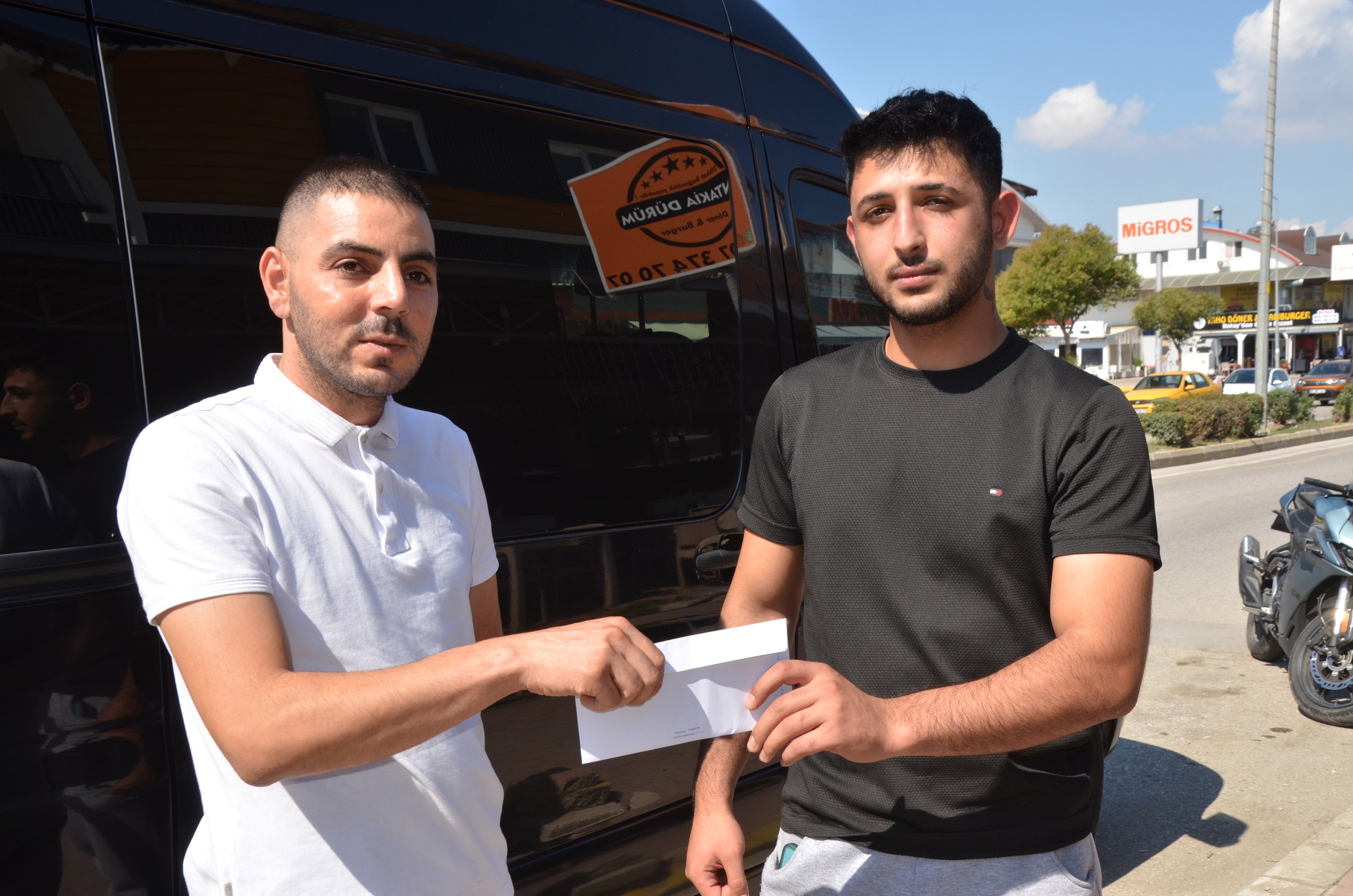Antalya'da 'insanlık ölmemiş' dedirten olay: Yola saçılan paraları tek tek toplayıp sahibine iletti