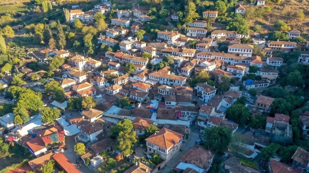 Parayı bastı koca köyü satın aldı