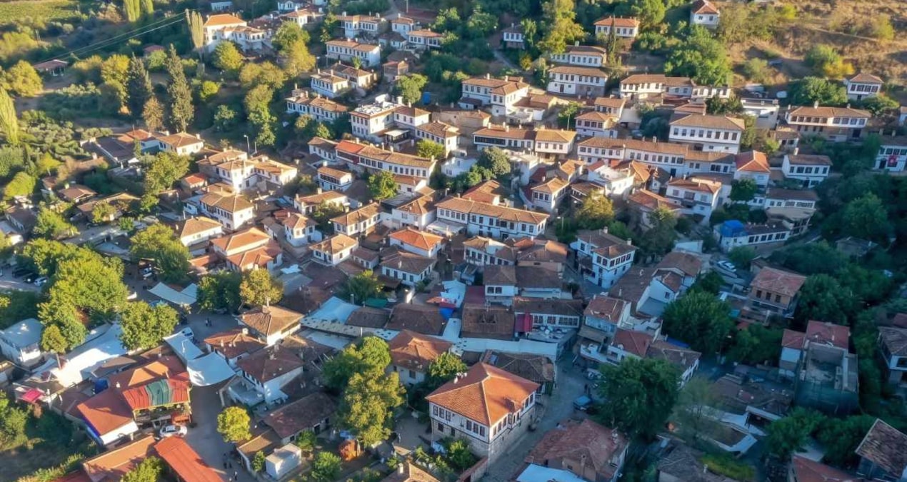 Parayı bastı koca köyü satın aldı