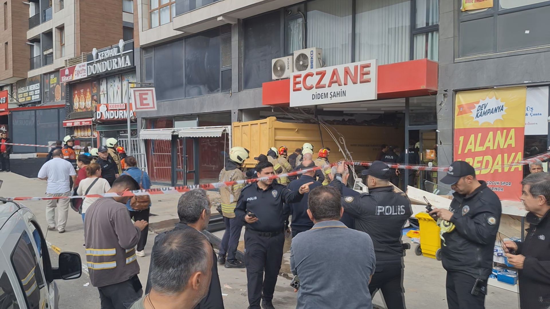 Pendik'te can pazarı! Hafriyat kamyonu eczaneye daldı, yaralılar var