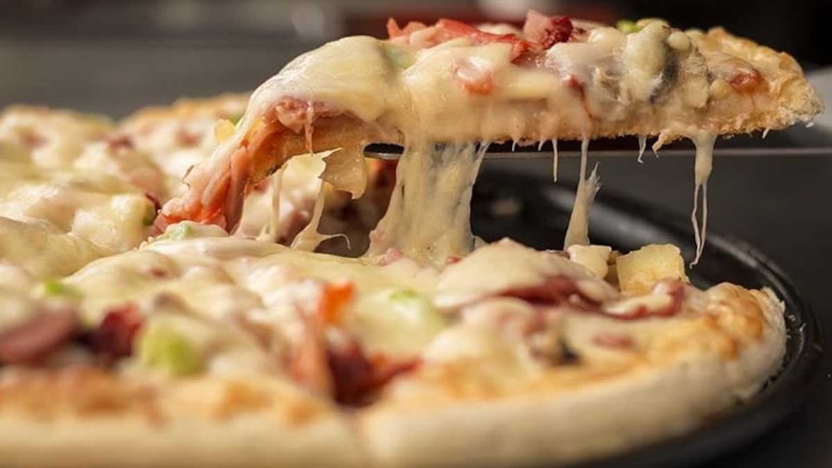 İtalyanların asla kurumayan pizza hamuru tarifi: Harcına sadece tek bir kaşık ekliyorlar