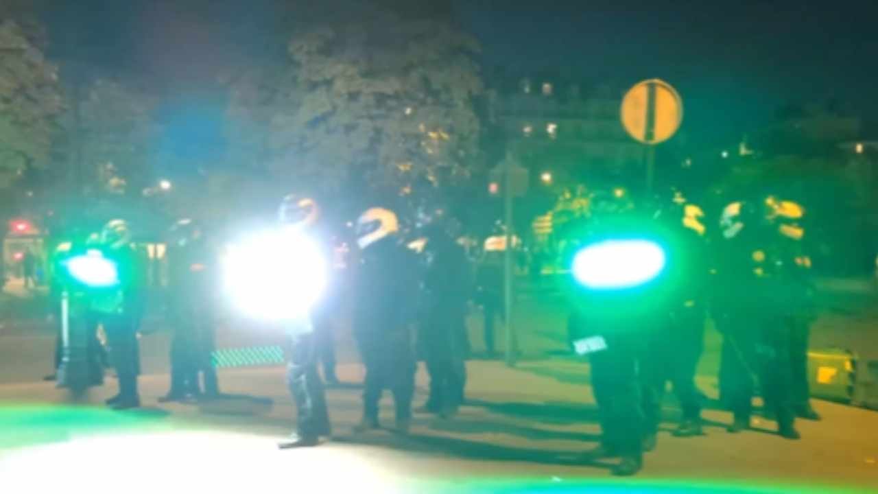 Polisler artık kör eden kalkan kullanmaya başladı