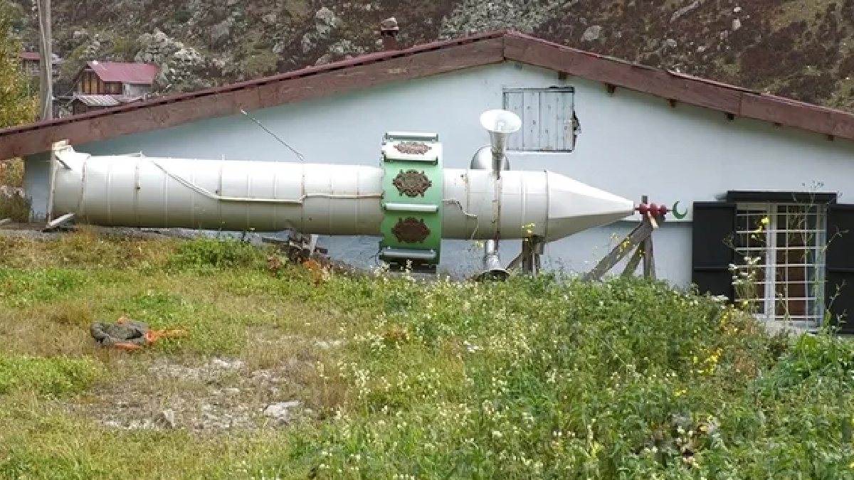 15 yıldır  uyguluyorlar: Her kış gelmeden minareyi yere yatırıyorlar