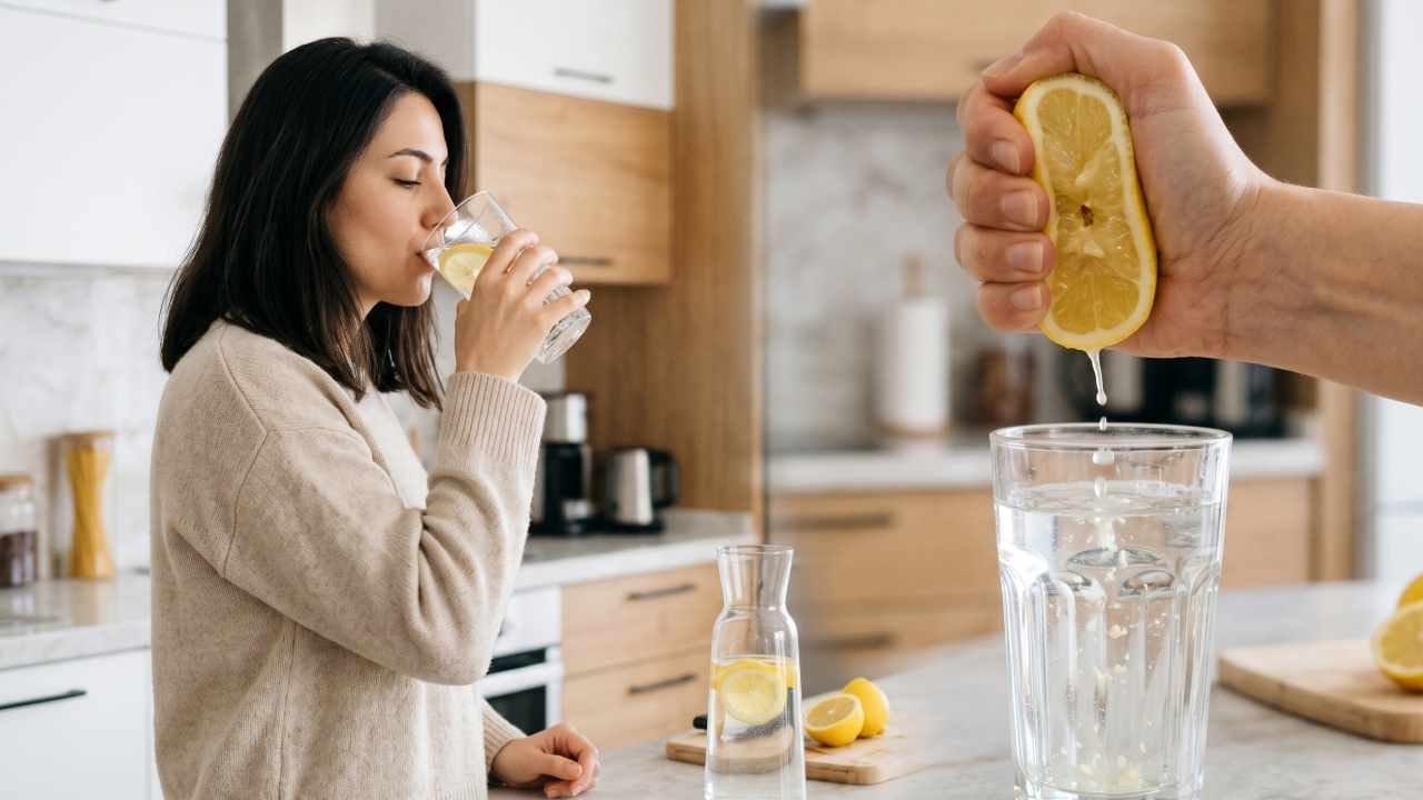 Sabahları limonlu su içen herkeste görülüyor: İçmeden önce iki kez düşünün