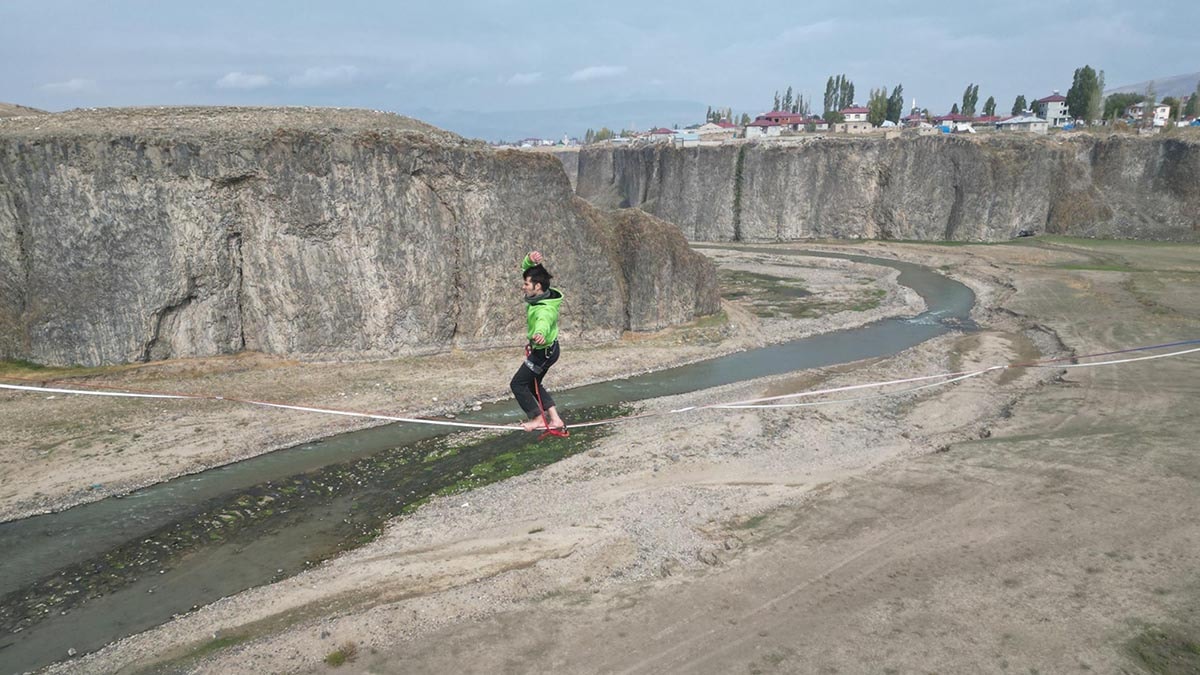 Nefes kesen gösteri: 60 metre yükseklikte halat üzerinde yürüdüler