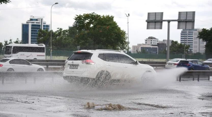İstanbul'da sağanak alarmı: Yollar göle döndü