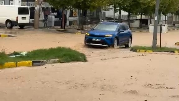Sağanak sonrası kent sokakları bu hale geldi