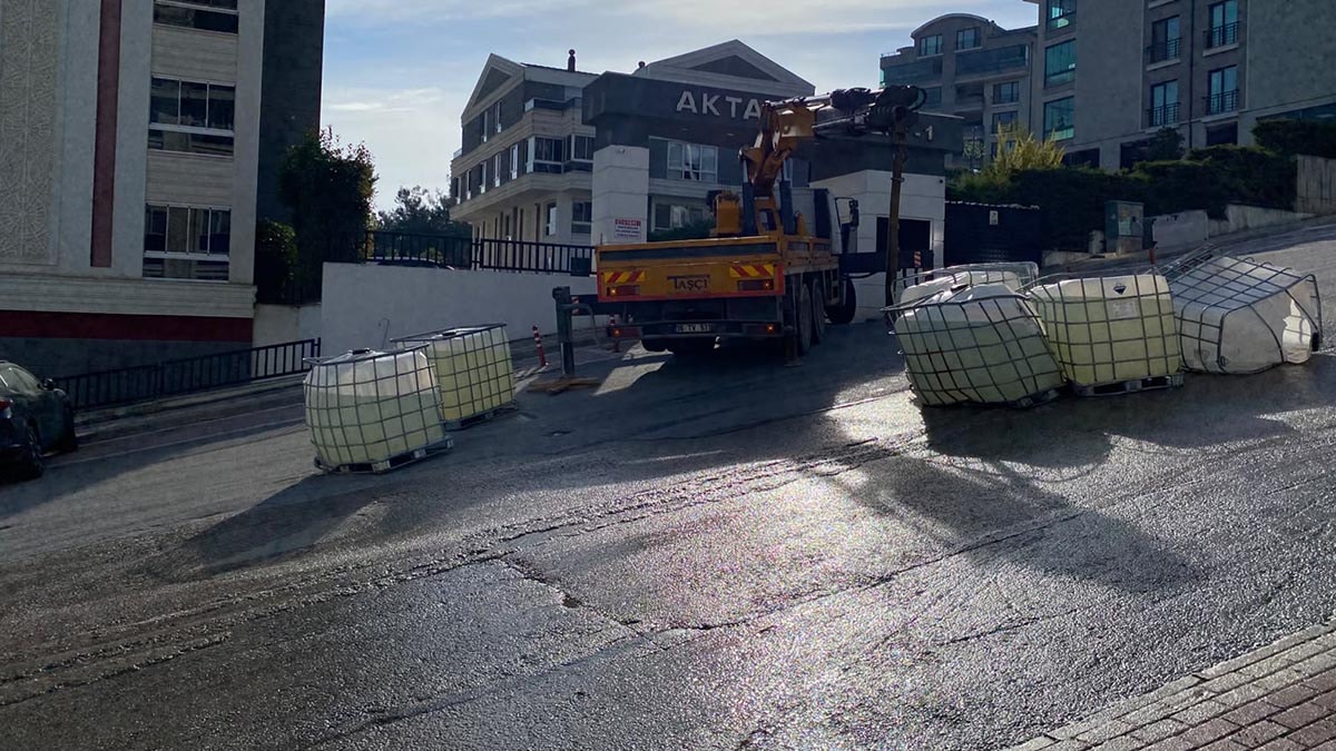 Kamyon kasasından düşen tanklardaki kimyasal madde yola sızdı