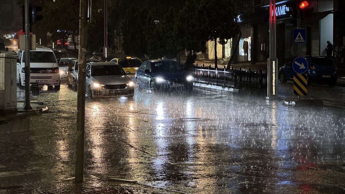 Samsun'u sağanak yağış vurdu