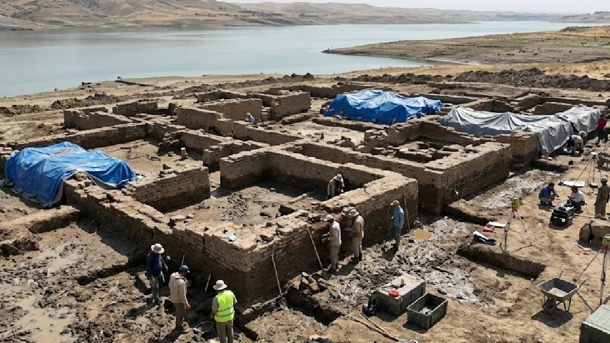 Sular çekilince 3 bin yıllık gizemli saray ortaya çıktı