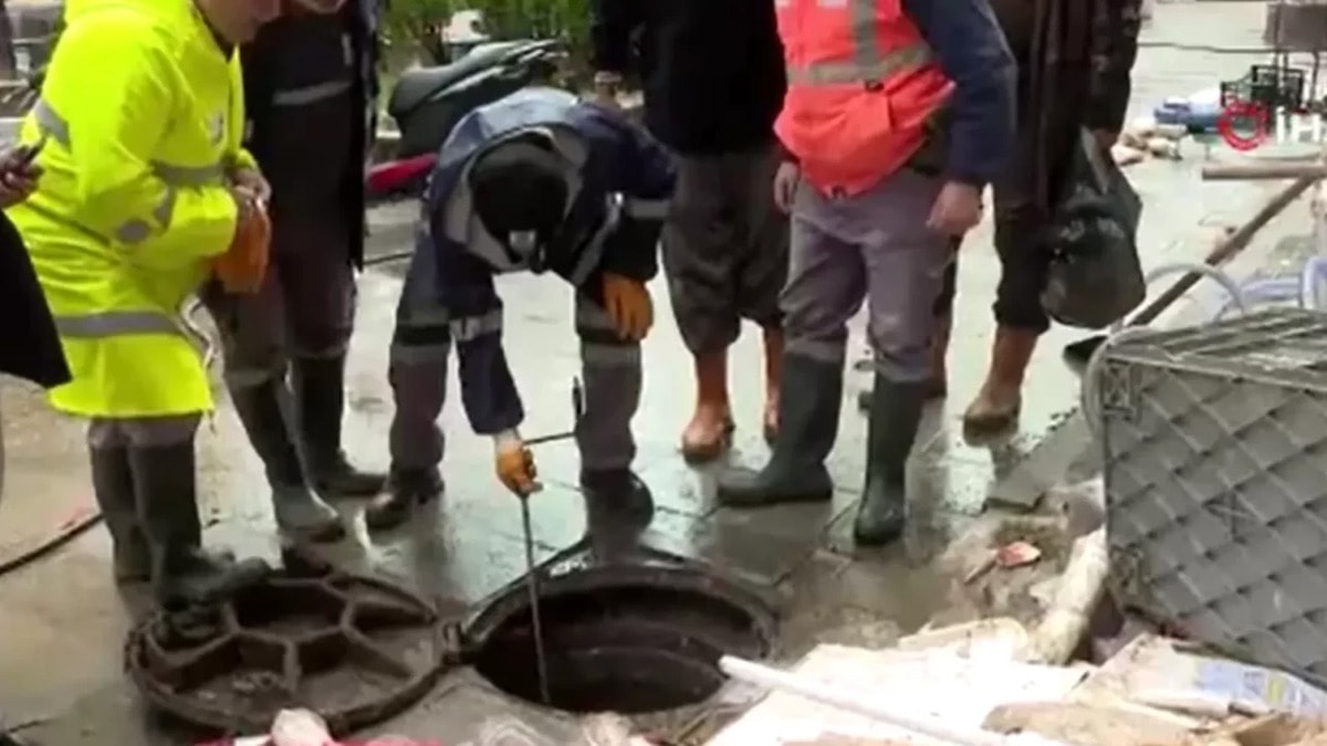 Sarıyer Ayazağa’da sel sonrası esnaf seferber oldu: Dükkanlar temizleniyor