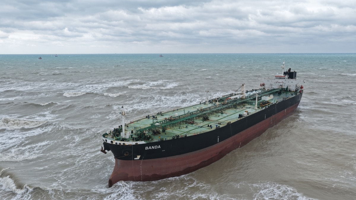 Sarıyer’de 238 metrelik tanker karaya oturdu