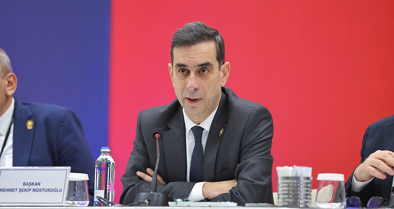 Şekip Mosturoğlu'ndan flaş sözler! 'Trajik bir tiyatro oynanıyor, ligin şampiyonları belirlendi'
