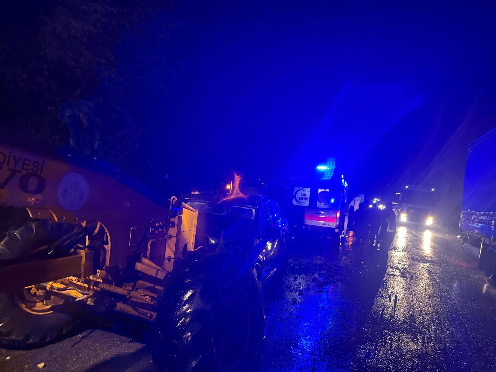 Sel çalışmalarına gidiyordu, otomobille çarpıştı: 4 kişi yaralandı
