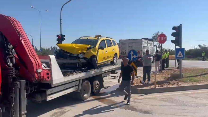 Silifke'de otomobil ile taksi çarpıştı: 1'i ağır 5 yaralı